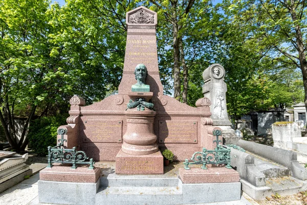 PARIGI, FRANCIA - 2 MAGGIO 2016: Christian Friedrich Samuel Hahnemann Tomba fondatrice dell'omeopatia nel cimitero di Pere-Lachaise fondatore dell'omeopatia — Foto Stock