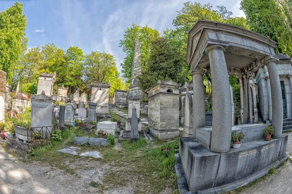 PARIGI, FRANCIA - 2 MAGGIO 2016: vecchie tombe nel cimitero di Pere-Lachaise — Foto Stock