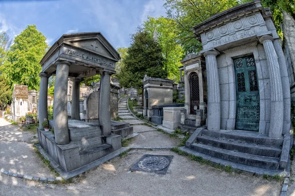 Paris, Fransa - 2 Mayıs 2016: eski mezarlar Pere-Lachaise mezarlığı — Stok fotoğraf