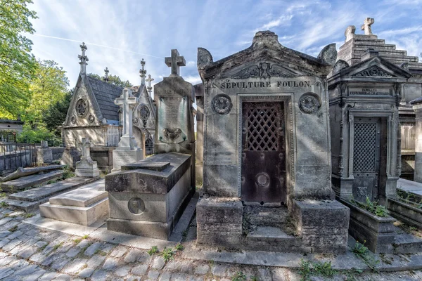 PARIGI, FRANCIA - 2 MAGGIO 2016: vecchie tombe nel cimitero di Pere-Lachaise — Foto Stock