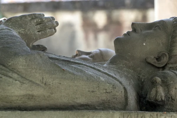 PARIS, FRANCE - MAY 2, 2016:  Abelard and Heloise tomb in Paris in the historic Pere Lachaise Cemetery. — Stock Photo, Image