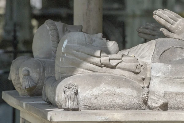 PARIS, FRANÇA - MAIO 2, 2016: Túmulo de Abelardo e Heloísa em Paris no histórico Cemitério Pere Lachaise . — Fotografia de Stock