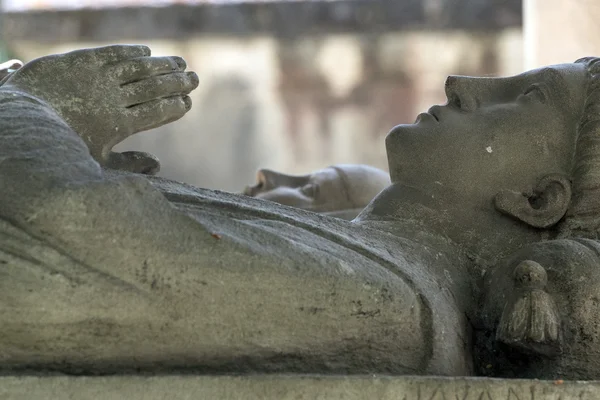 ПАРИЖ, ФРАНЦИЯ - 2 мая 2016 года: Могила Абеляра и Элоизы в Париже на историческом кладбище Пер-Лашез . Стоковое Фото