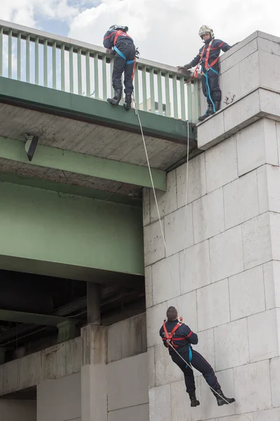 Париж, Франція-Травень, 3 2016-пожежники у дії на мосту — стокове фото