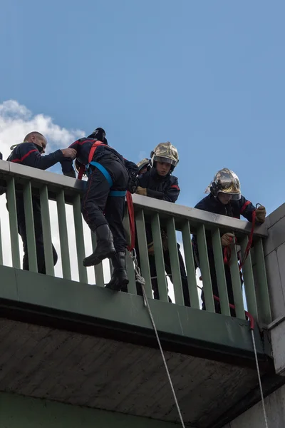 PARIS, FRANCE - 3 MAI 2016 - Les pompiers en action sur un pont — Photo
