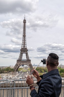 Paris, Fransa - 2 Mayıs 2016: Tour Eiffel şehrin sembolü fotoğraf çekmek turist 