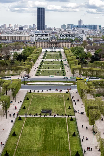 Paris, Fransa - 2 Mayıs 2016: Tour Eiffel şehrin sembolü fotoğraf çekmek turist — Stok fotoğraf