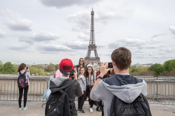 PARIS, FRANÇA - 2 de maio de 2016: Turista tira fotos no símbolo da cidade Tour Eiffel — Fotografia de Stock