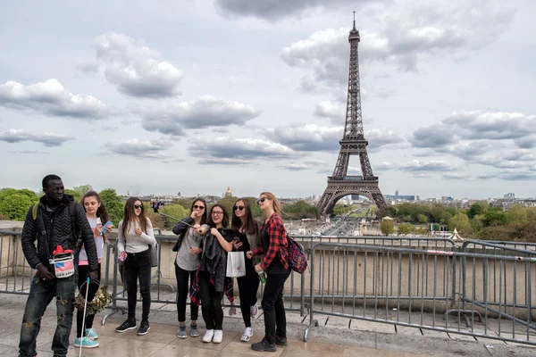 PARIS, FRANCE - 2 MAI 2016 : Le touriste prend des photos au symbole de la ville de Tour Eiffel — Photo