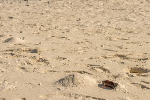 Mensagem em uma garrafa abandonada na praia de areia — Fotografia de Stock