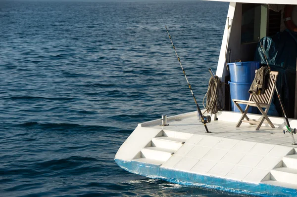 Удочка на лодке на Мальдивах — стоковое фото