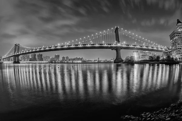 New york manhattan bridge night view von brooklyn in s & w — Stockfoto