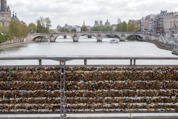 Ponte d'amore pieno di armadietti a Parigi nella giornata di sole — Foto Stock