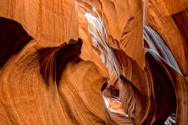 Rayons lumineux d'Antelope Canyon vue sous plafond — Photo