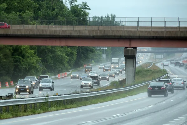 ВАШИНГТОН, США - 23 ИЮНЯ 2016 Мэриленд затор шоссе в дождливый день — стоковое фото