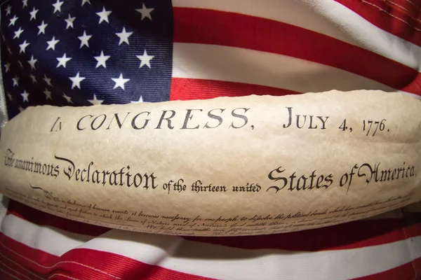 Självständighetsförklaringen 4: e juli 1776 på usa flaggan — Stockfoto