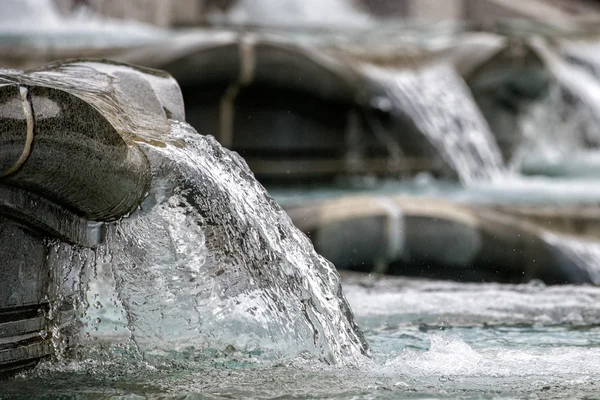 新鮮な水の噴水の詳細ビューを閉じます — ストック写真