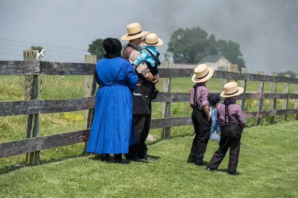 LANCASTER, USA - JUNE 25 2016 - Amish people in Pennsylvania — Stock Photo, Image