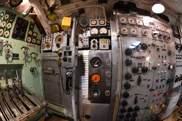 美国巴尔的摩-2016 年 6 月 21 日-Torsk 第二次世界大战潜艇查看详细信息内关闭 — 图库照片