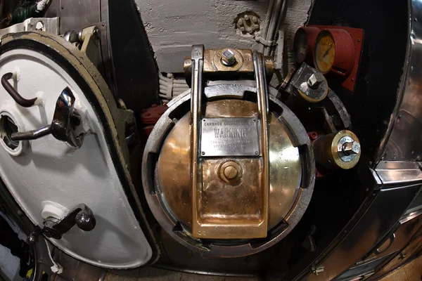 BALTIMORE, USA - JUNE 21 2016 - inside TORSK ii world war submarine view detail close up — Stock Photo, Image