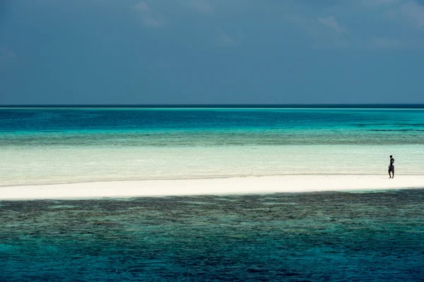 Maledivy bílé písečné pláži tropického ráje krajina — Stock fotografie