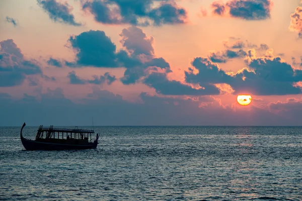 Donhi ile Maldivler altın günbatımı — Stok fotoğraf