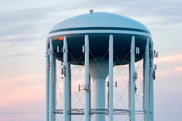 Torre de agua en el fondo azul profundo del cielo — Foto de Stock