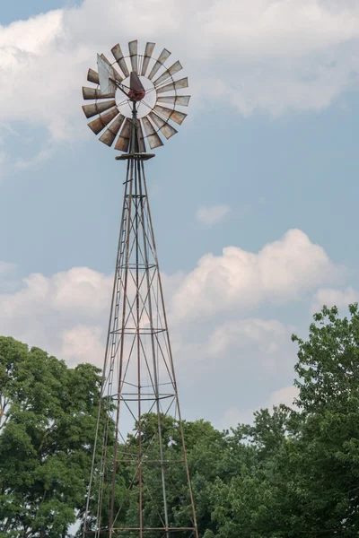 Boerderij oude windmolen voor water in pennsylvania amish land — Stockfoto