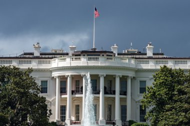 Beyaz ev Washington DC'de bulutlu günde inşa