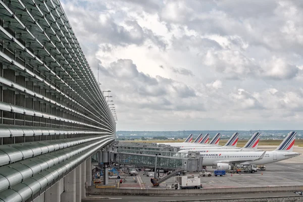 Paris, Frankrijk - 17 juni 2016 - Parijs luchthaven landing en het laden van vracht- en passagiersschepen — Stockfoto