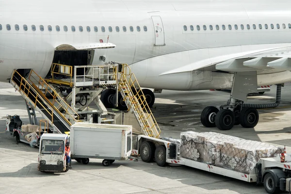 Paris aeroporto desembarque e carregamento de carga e passageiros — Fotografia de Stock