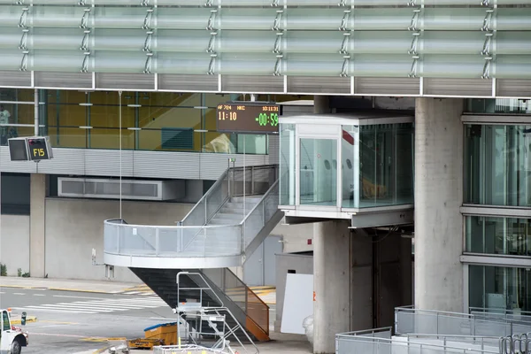 Parijs luchthaven landing en het laden van vracht- en passagiersschepen — Stockfoto