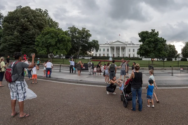 WASHINGTON D.C., EE.UU. - 21 de junio de 2016 - Personas tomando fotos en la parte posterior del edificio de la Casa Blanca —  Fotos de Stock
