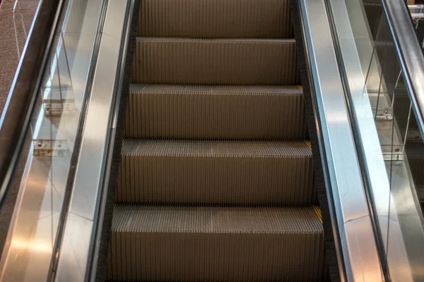 Metro escaleras mecánicas en movimiento metro metro subterráneo no hay personas — Foto de Stock