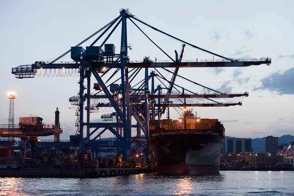 GENOA, ITALY - JULY 22 2016 - night harbor operation — Stock Photo, Image