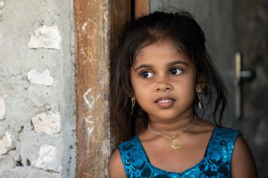 Kondey, Maldivler - 12 Mart 2014 - çocuk ve akşam önce sokakta insanlar gün dua ediyorum