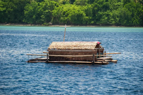 Pequeña plataforma de pesca flotante de madera en Indonesia sulawesi — Foto de Stock