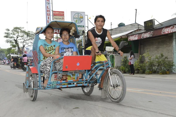 Cebu - Filipinler - Ocak, 7 2013 - insanlar goinjg yerel pazara — Stok fotoğraf