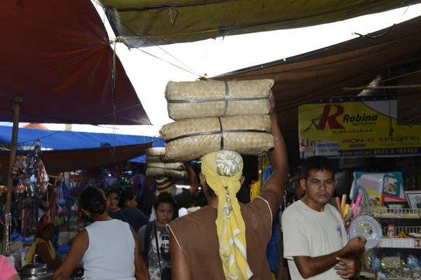 Cebu - Filipiny - 7 stycznia 2013 r. - goinjg osób do rynku lokalnego — Zdjęcie stockowe