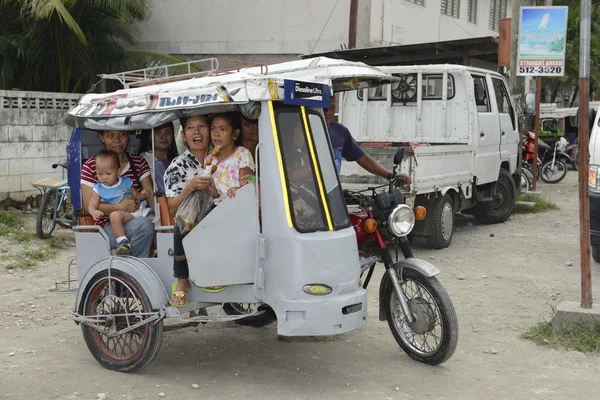 Cebu - Filipinler - Ocak, 7 2013 - insanlar goinjg yerel pazara — Stok fotoğraf