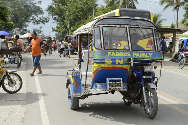 Cebu - Filipinler - Ocak, 7 2013 - insanlar goinjg yerel pazara — Stok fotoğraf