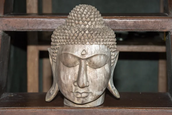 Tête de bouddha yeux fermés sculpture en bois statue — Photo
