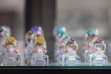 ekran stand sert taş gümüş yüzük