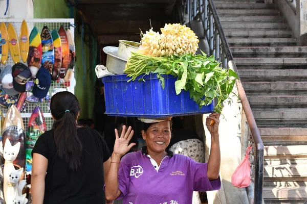 UBUD, INDONESIA - 18 de agosto de 2016 - La gente de la isla de Bali vende y compra en el mercado de la ciudad — Foto de Stock