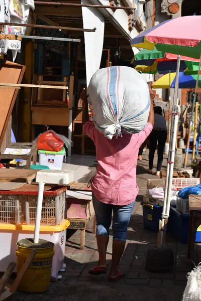 UBUD, INDONÉSIE - 18 AOÛT 2016 - Les insulaires de Bali vendent et achètent au marché de la ville — Photo