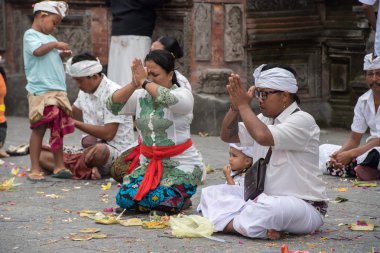 Pura Tirta Empul, Bali, Endonezya - 17 Ağustos 2016 - Bali insanlar dolunay kutlaması için Tapınağı'nda
