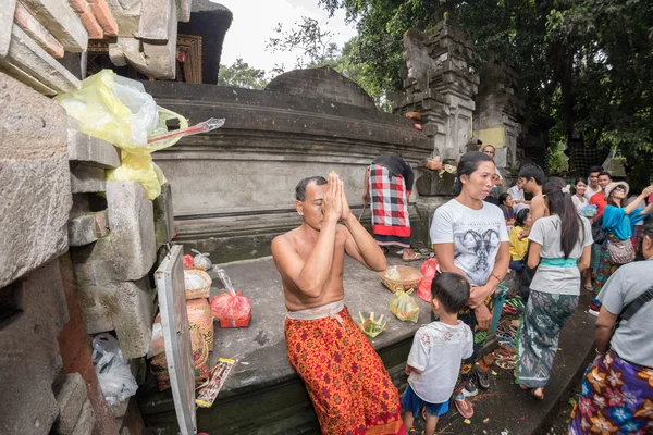 Pura Tirta Empul, Bali, Indonesien - 17 augusti 2016 - balinesiska människor i templet för fullmåne fest — Stockfoto