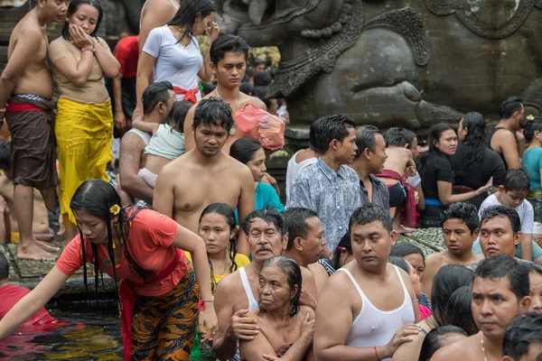 PURA TIRTA EMPUL, BALI, INDONESIA - 17 августа 2016 года - Балийцы в храме на празднование полнолуния — стоковое фото
