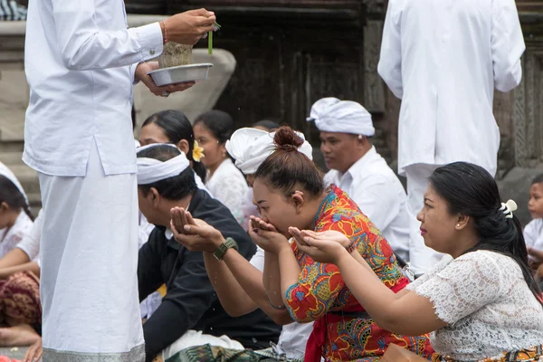 プラ ティルタエンプル、バリ、インドネシア - 2016 年 8 月 17 日 - 満月のお祝いのための寺院でバリの人々 — ストック写真