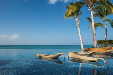 tropik cennet plajda denizin kenarında şezlong